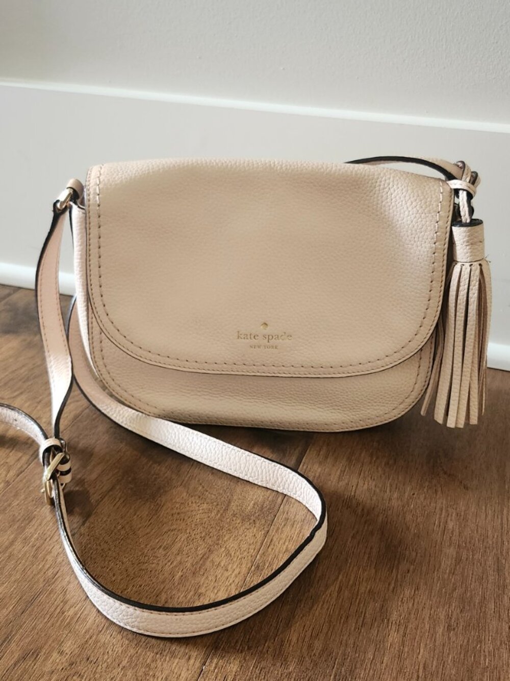 Kate Spade New York Pebbled Leather Crossbody Bag Tassel Beige Saddle Purse - Picture 2 of 16